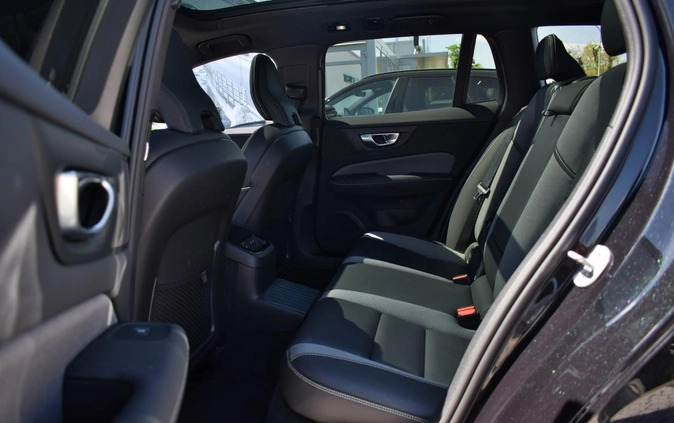 Volvo V60 cena 279900 przebieg: 30000, rok produkcji 2023 z Wrocław małe 407